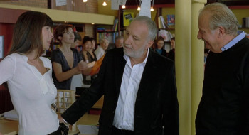 A Girl Cut in Two (2007) download