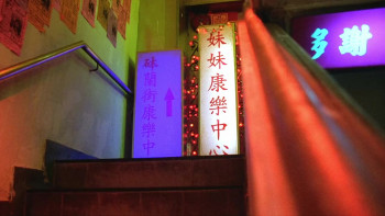 Golden Chicken (2002) download