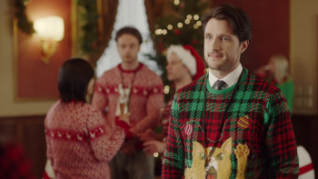 Mistletoe Match (2022) download