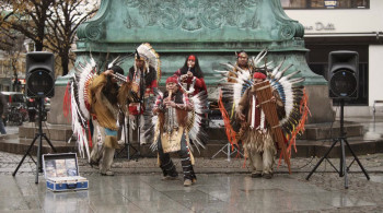 Play (2011) download