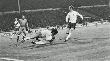 Becoming the Beckhams (2023) download