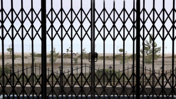 Closed Curtain (2013) download