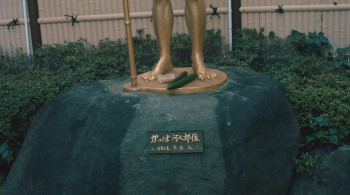 Hold Me Back (2020) download